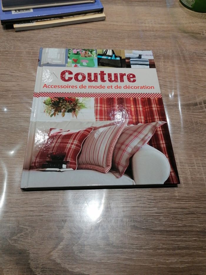 Livre couture accessoires de mode et de décoration
