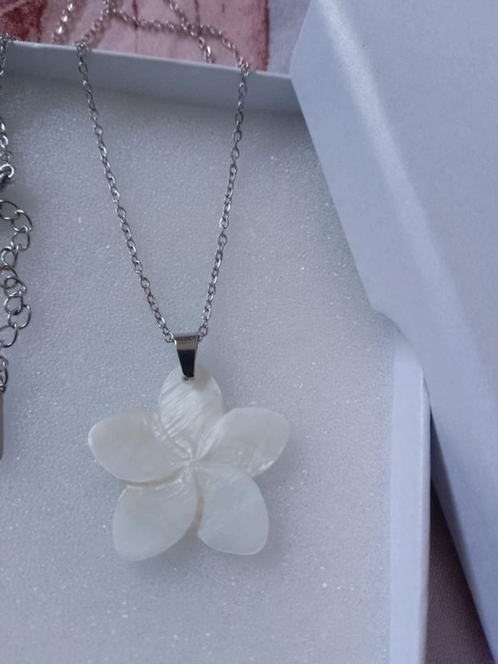 Collier fleur de nacre blanche naturelle - photo numéro 2