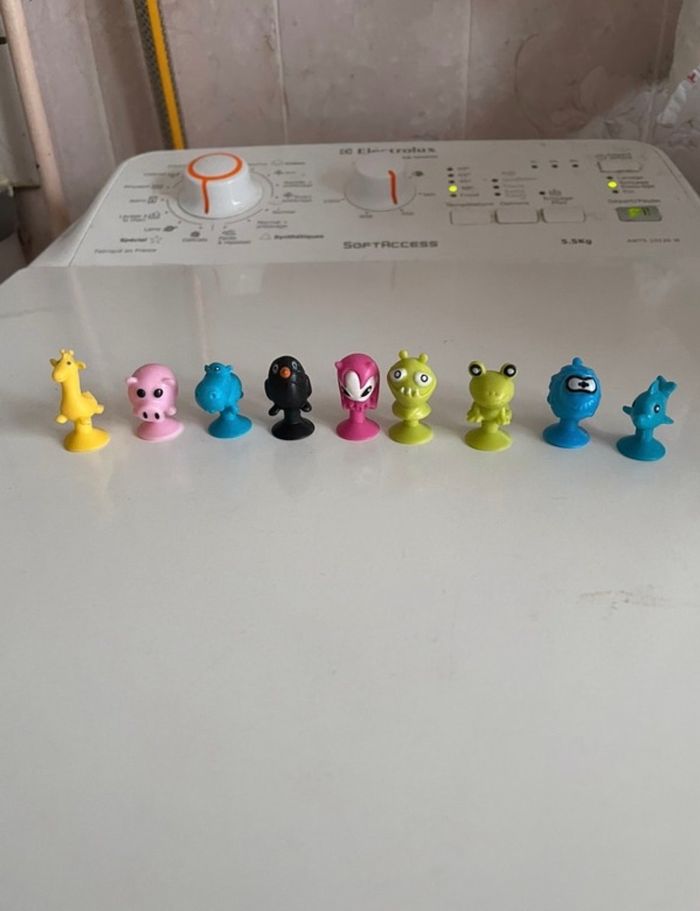 Lot de petites figurines animaux.