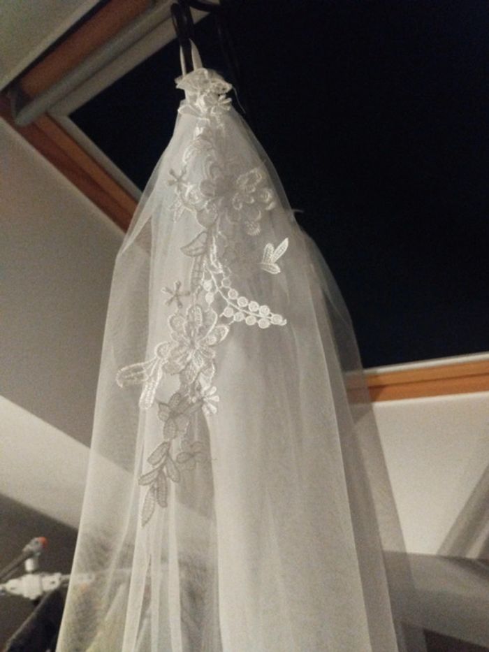 Jolie robe de mariée blanche à bretelles et traîne neuve taille 38-40 - photo numéro 4