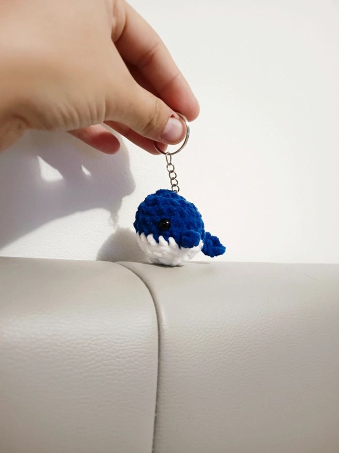 Porte clé baleine bleu foncé et blanche crochet neuf - photo numéro 2