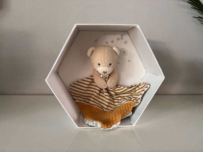 Doudou ours  Doudou et compagnie  Neuf  Vendu sans boite                #bebefille6mois_candysand    #bebegarcon #naissance #naissancegarcon #nourrisson #maternité #sacfemme #grossesse #ensemblebebe #prixnegociable #prixlots #chauffebiberon #éveil #eveilb - photo numéro 2