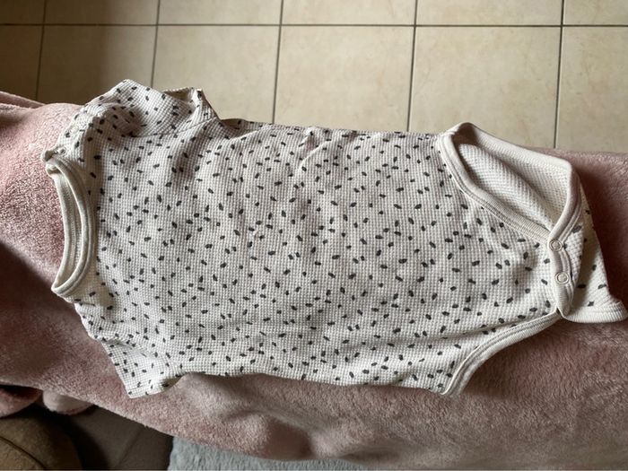 Lot 2 bodies cottelés manches courtes 24m Kiabi fille - photo numéro 3