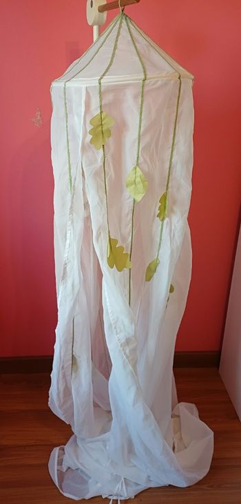 Ciel de lit bébé en voile blanc et feuilles vertes