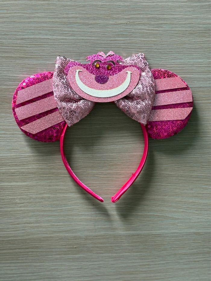 Serre-tête Disney rose à paillettes – Chat du Cheshire (Alice au Pays des Merveilles)