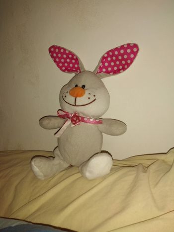 Peluche lapin gris oreilles rose à pois blancs fizzy
