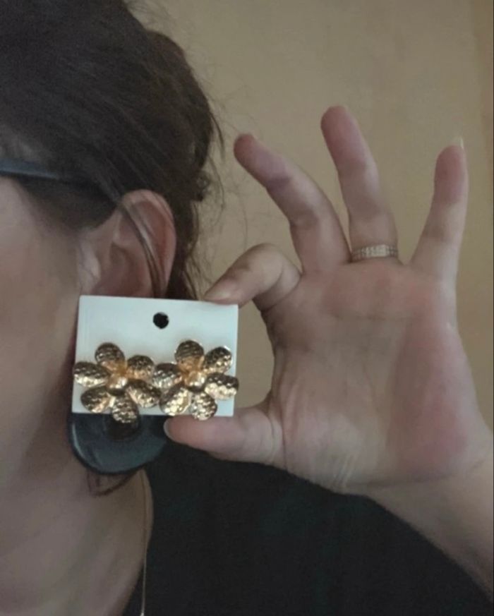 Boucles d’oreilles NEUVES avec étiquette pour femme en forme de fleurs 🌼. - photo numéro 2