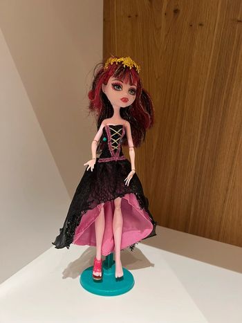 Monster high Draculaura avec socle