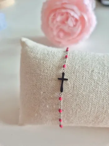 bracelet argenté avec croix chrétienne perles résines rose