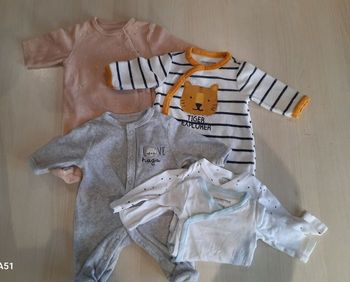 Lot de pyjamas et bodys taille Naissance