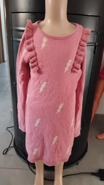 Robe pull rose avec des éclairs taille 8 ans kiabi
