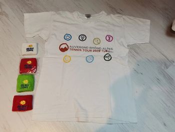 Tee shirt de tennis et bracelet éponges