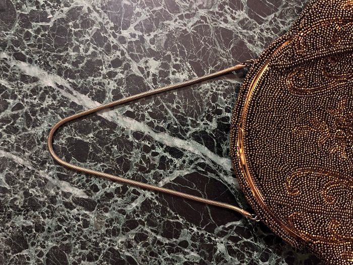 Petit sac  bronzé / marron en perles De Beynal années 1960/1970 - photo numéro 3