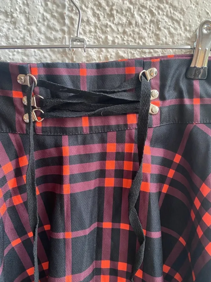 Jupe courte écossaise noir et rouge T 38 - photo numéro 5