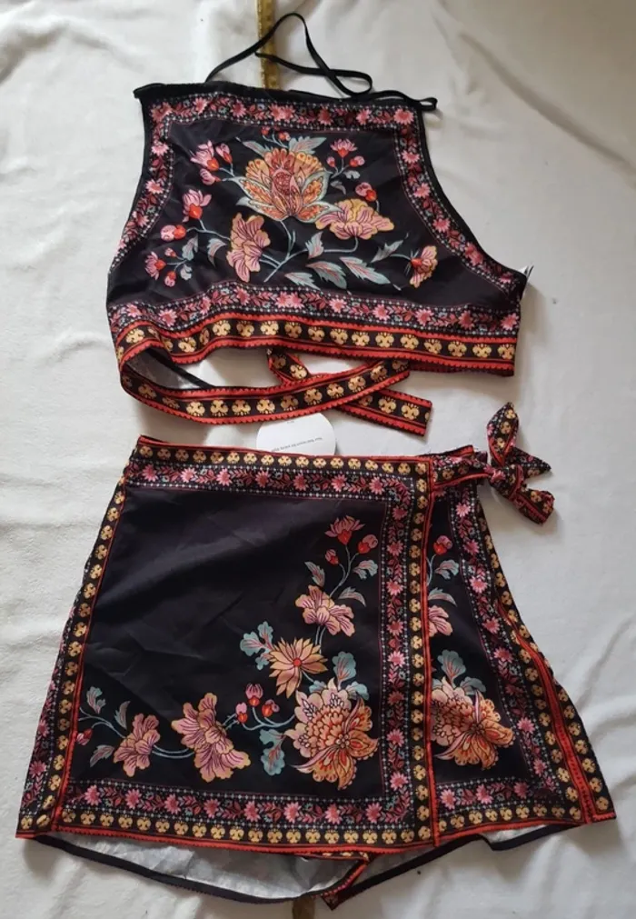 Ensemble jupe-short et top fleuri