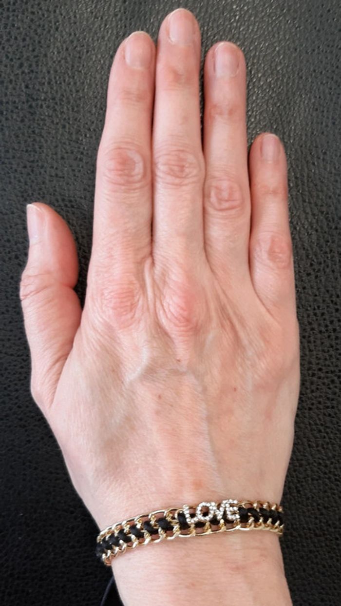 Très joli bracelet macramé love avec chaine dorée, strass et cordon noir - photo numéro 3