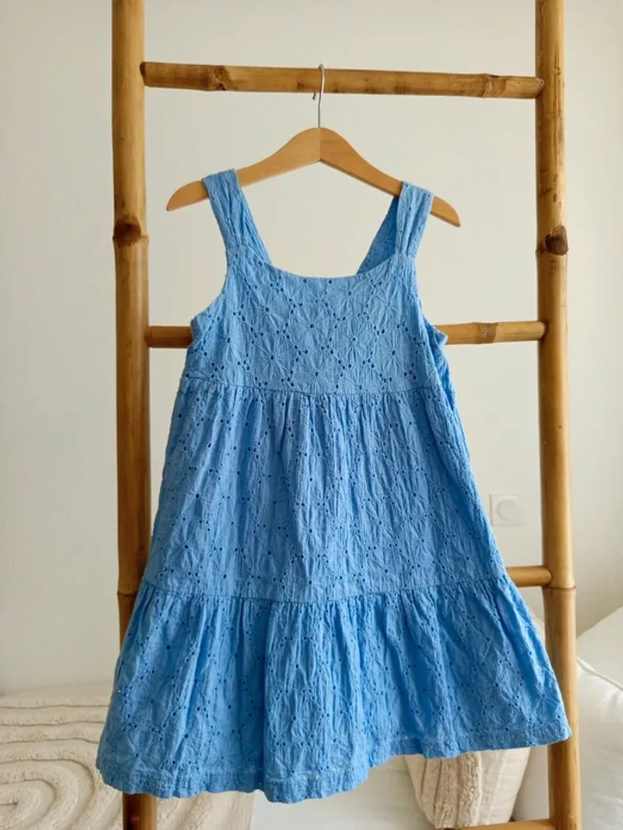 Jolie robe broderie anglaise bleu lavande 7/8 ans