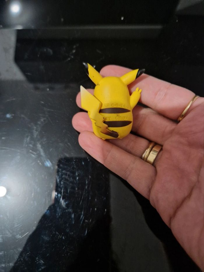 Figurine pikachu - photo numéro 2