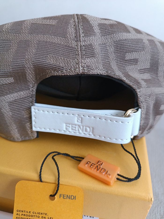Casquette Fendi doré - photo numéro 6
