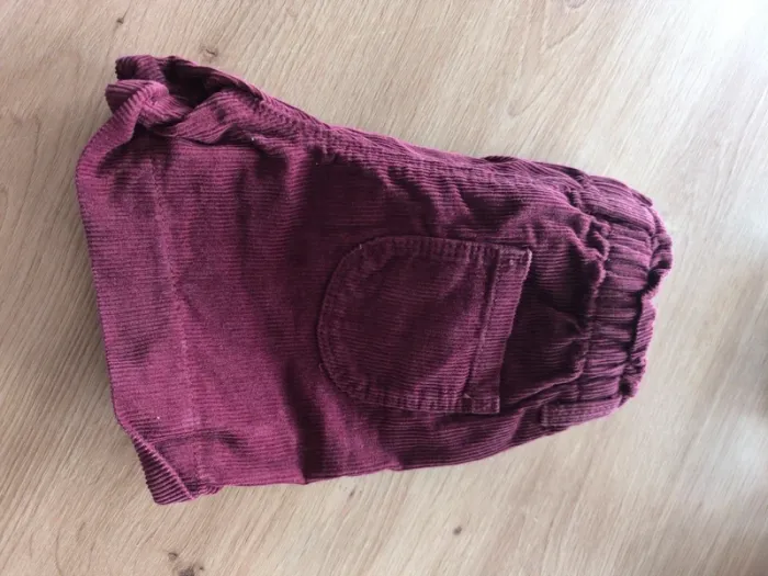 Short en velours bordeaux, taille 4 ans , état impeccable fille - photo numéro 2