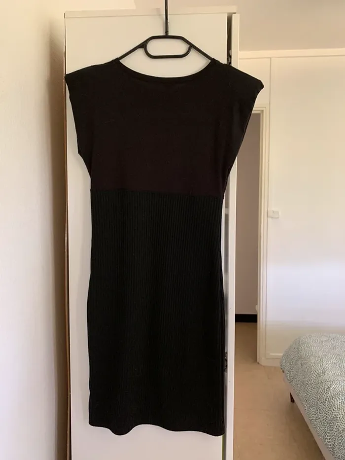 Robe noir moulante - photo numéro 4