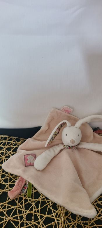 Doudou plat Lapin rose blanc fleurs Myrtille et Capucine MOULIN ROTY