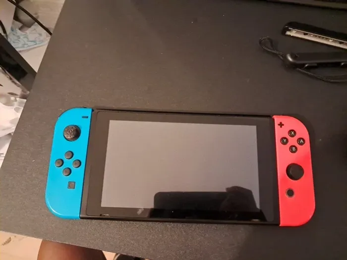 Console Nintendo Switch V2 (1.1) - photo numéro 4