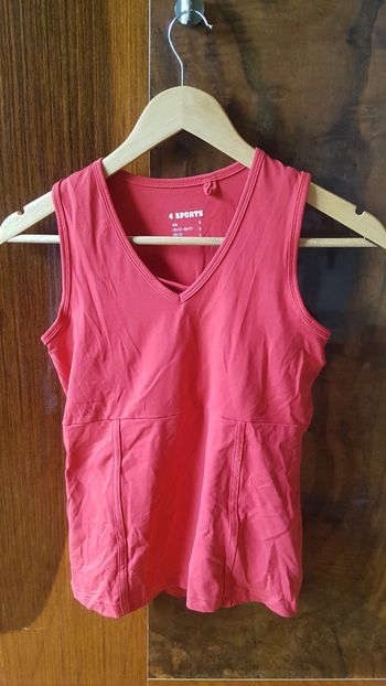 Débardeur de sport rouge avec brassière