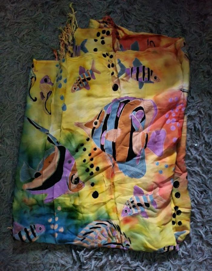 Tenture multicolore avec poissons