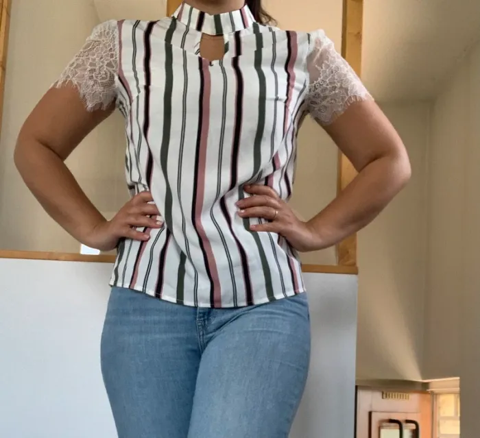 Blouse blanche à rayures et dentelle