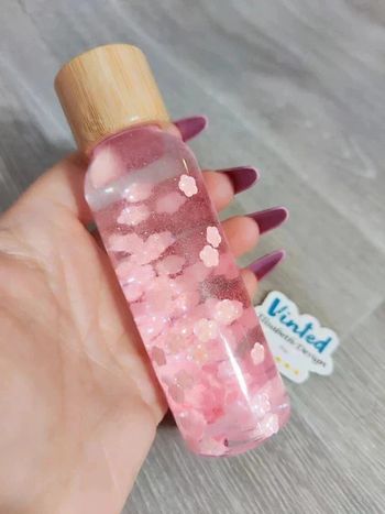 Bouteille sensorielle retour au calme fleurs et paillettes rose