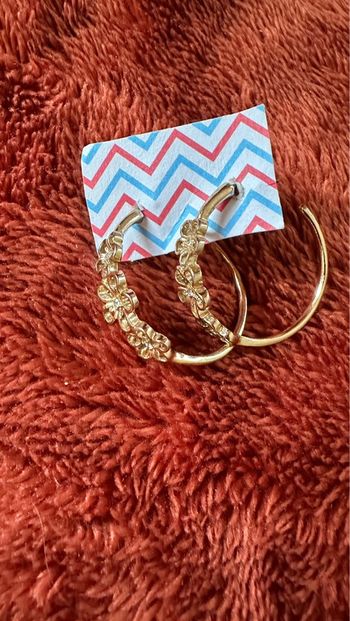 Créoles dorées motif fleur