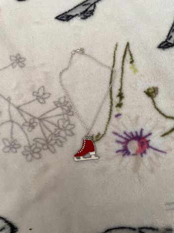 Bracelet breloque patin à glace.