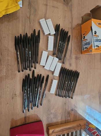 Lot fournitures scolaires 37 stylo noir bic et 8 gomme neuve