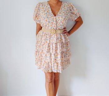 Robe estivale à volant
Look romantique, bohème 
Imprimé fleuri, couleur beige abricot
Taille 38 M
Très bon état