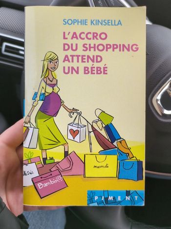 L'accro au shopping attend un bébé livre