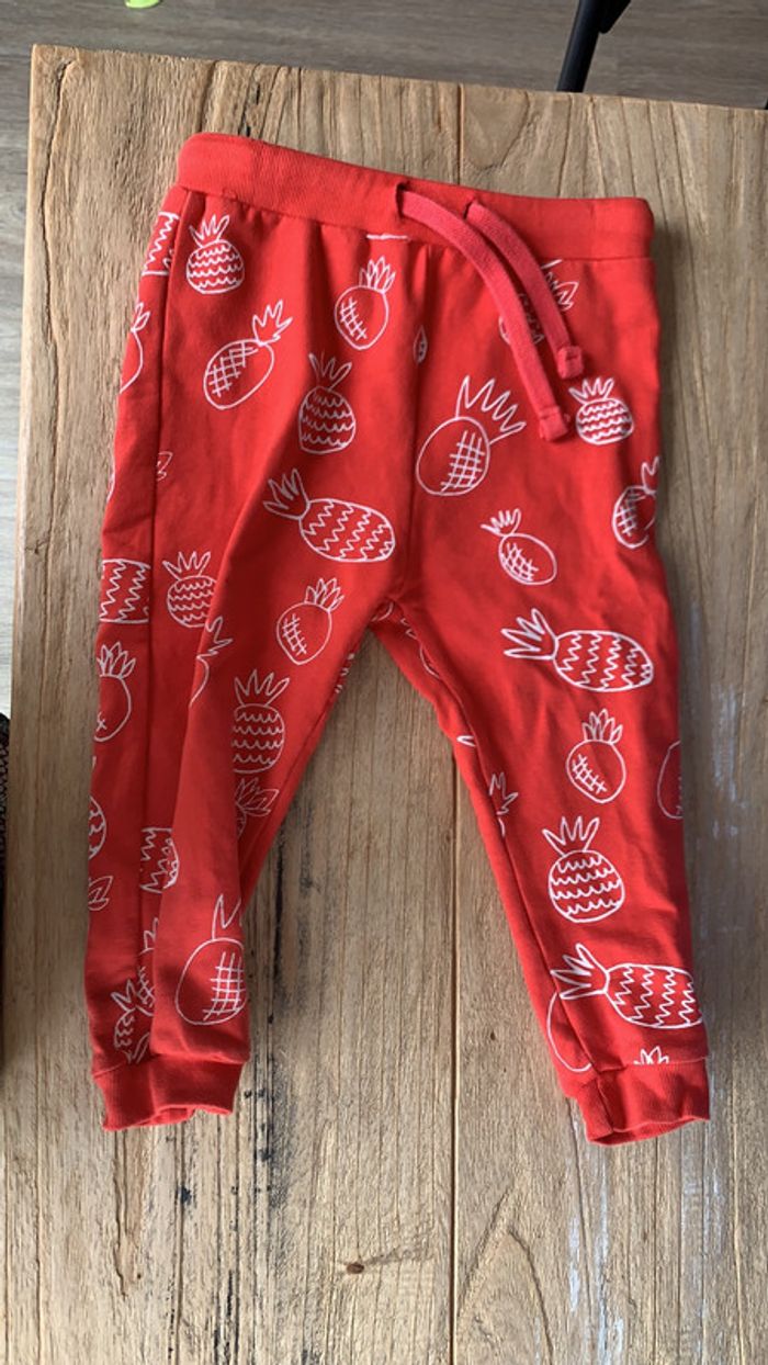 Jogging rouge motifs blancs