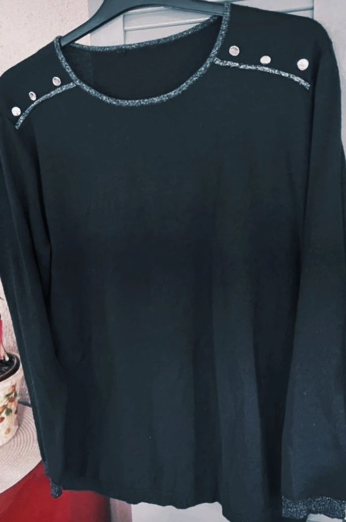 Pull noir avec bordures argentées