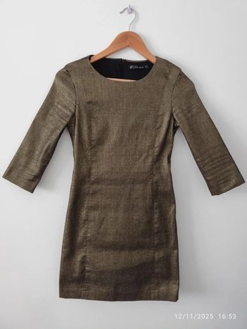 Vestido de fiesta corto dorado brillante de manga 3/4 de Zara