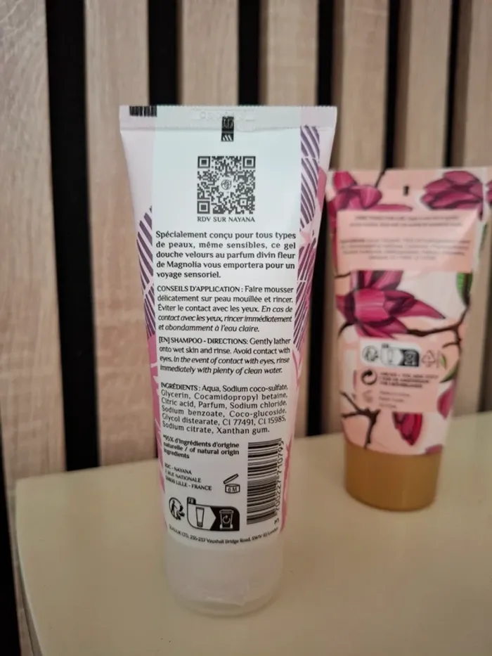 Lot cosmétiques neufs Gommage corporel +gel douche Fleur de Magnolia - photo numéro 4