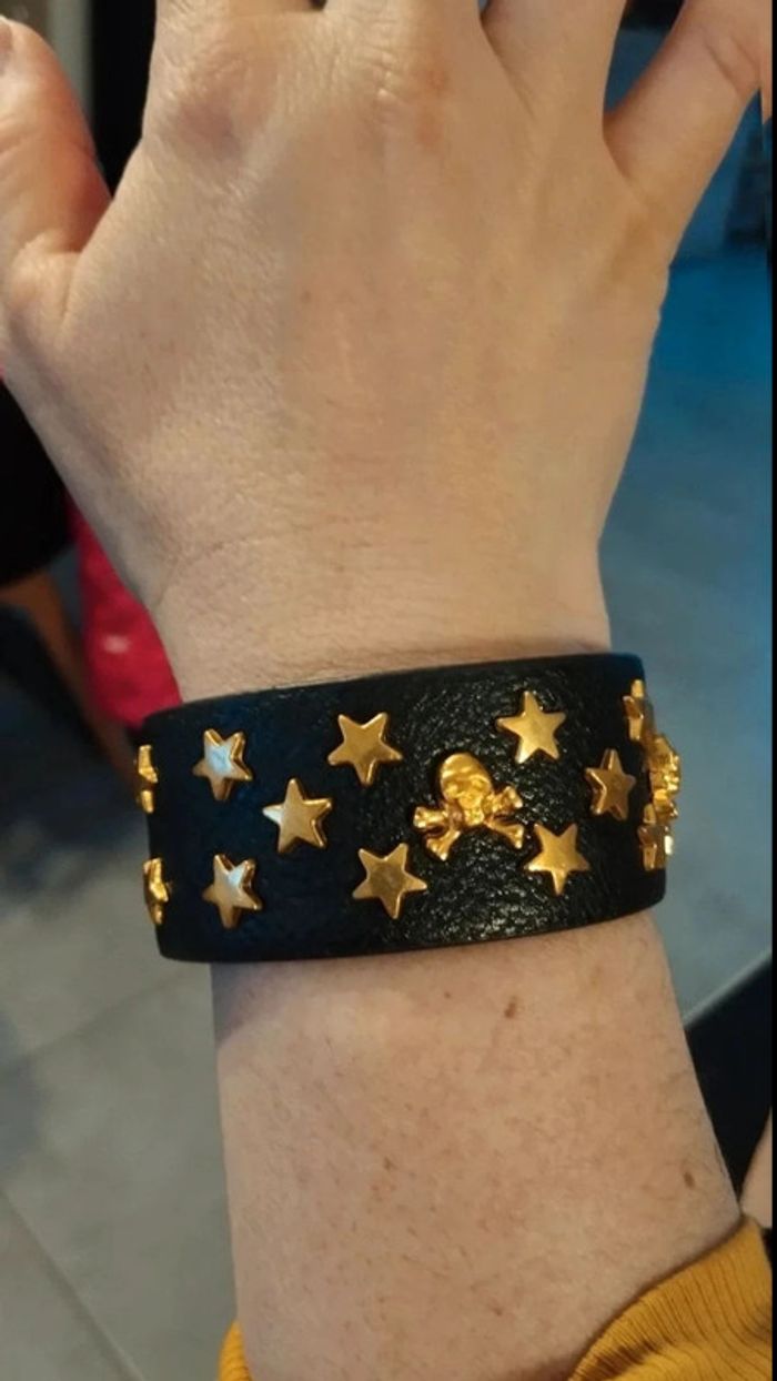 Bracelet noir pression avec étoiles et tête de mort doré