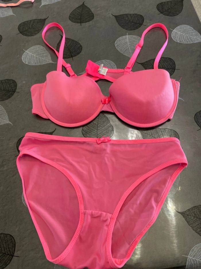 Maillot de bain rose 36/38 et 85B