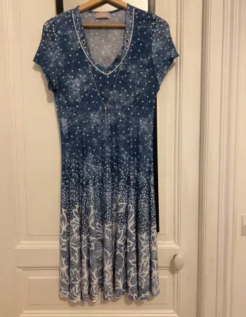 Robe fluide avec collier