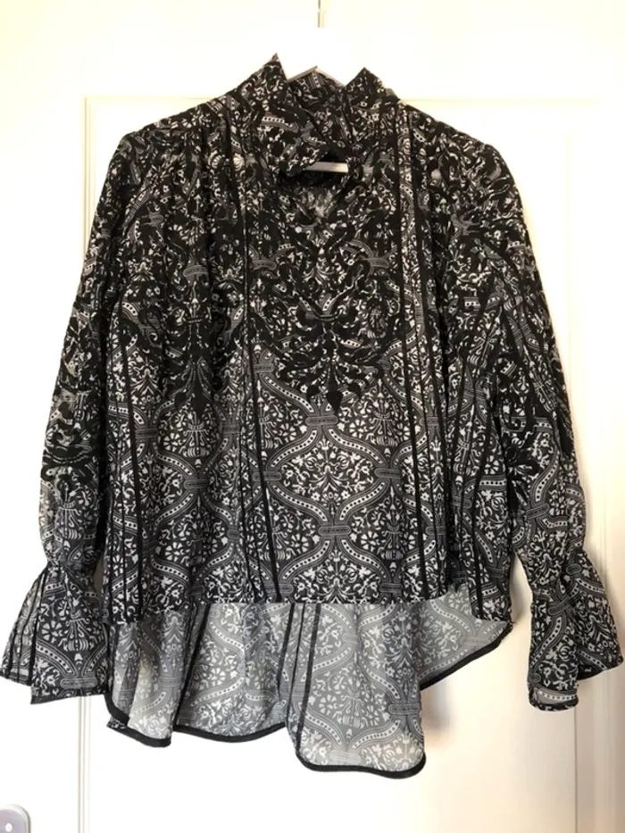 Adorable blouse, chemise, haute noire fleurie - photo numéro 2