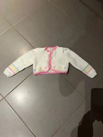 Gilet / Boléro à boutons - Tricoté à la main / Fait maison - Fleurs - Blanc - 18 / 24 mois