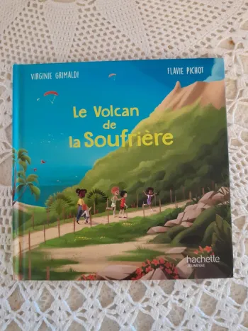 Livre enfant - Le Volcan de la Soufrière - Hachette jeunesse