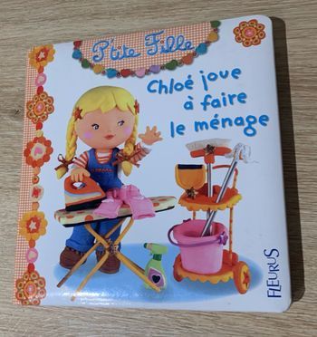 Chloé joue à faire le ménage