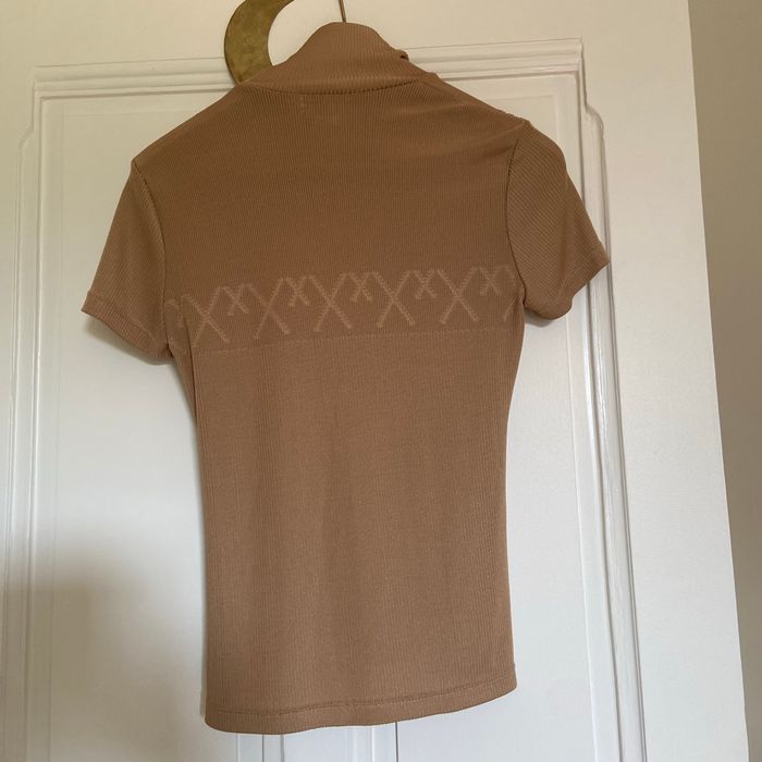 Tee shirt a col doré - photo numéro 2
