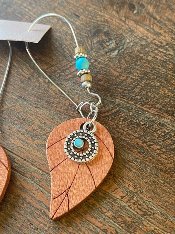 Magnifique paire de boucles d’oreilles avec feuilles, perles , rond et turquoise - photo numéro 4