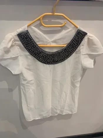 Top blanc à perles